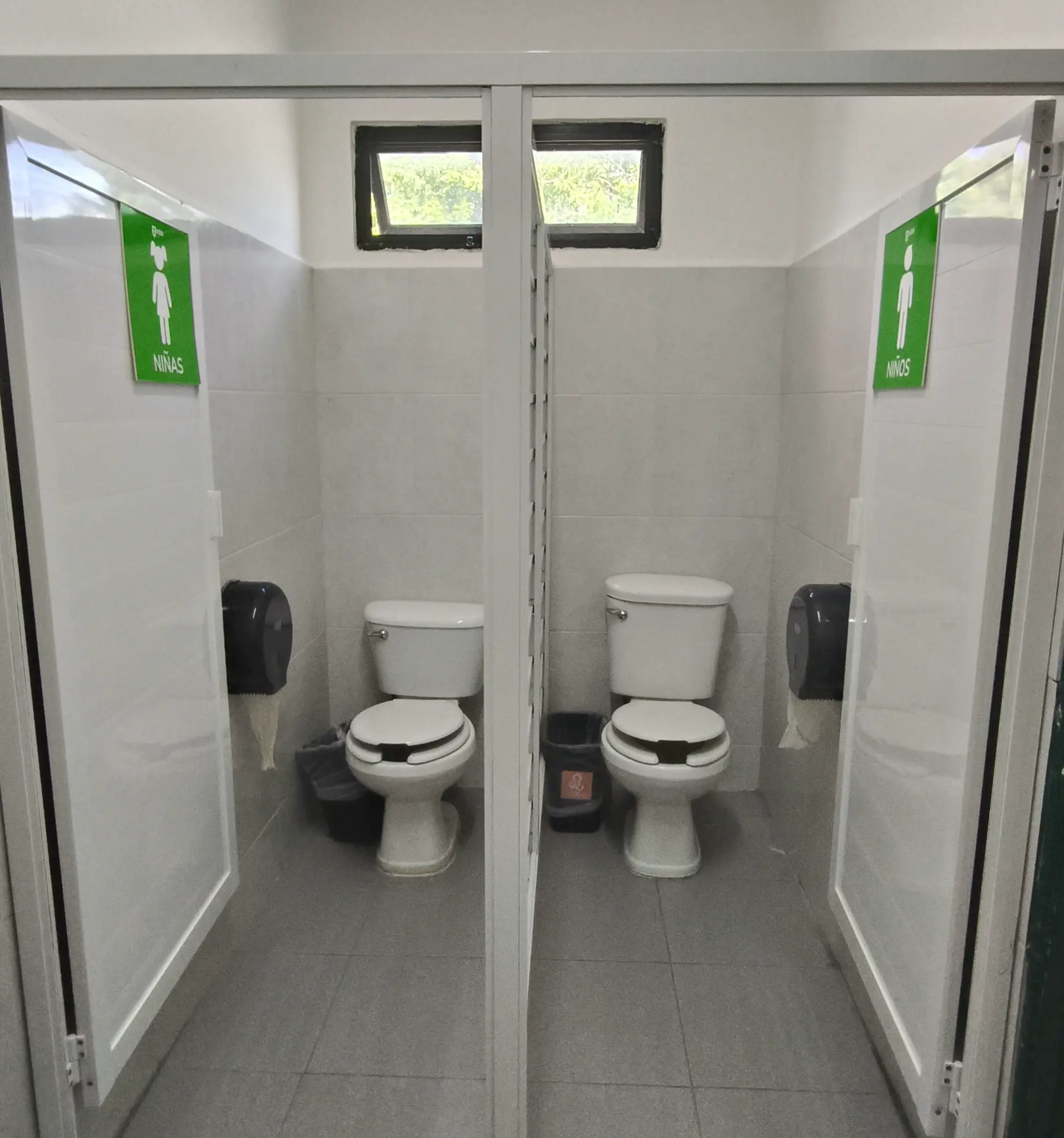 Baños adaptados para niños del preescolar EDAI