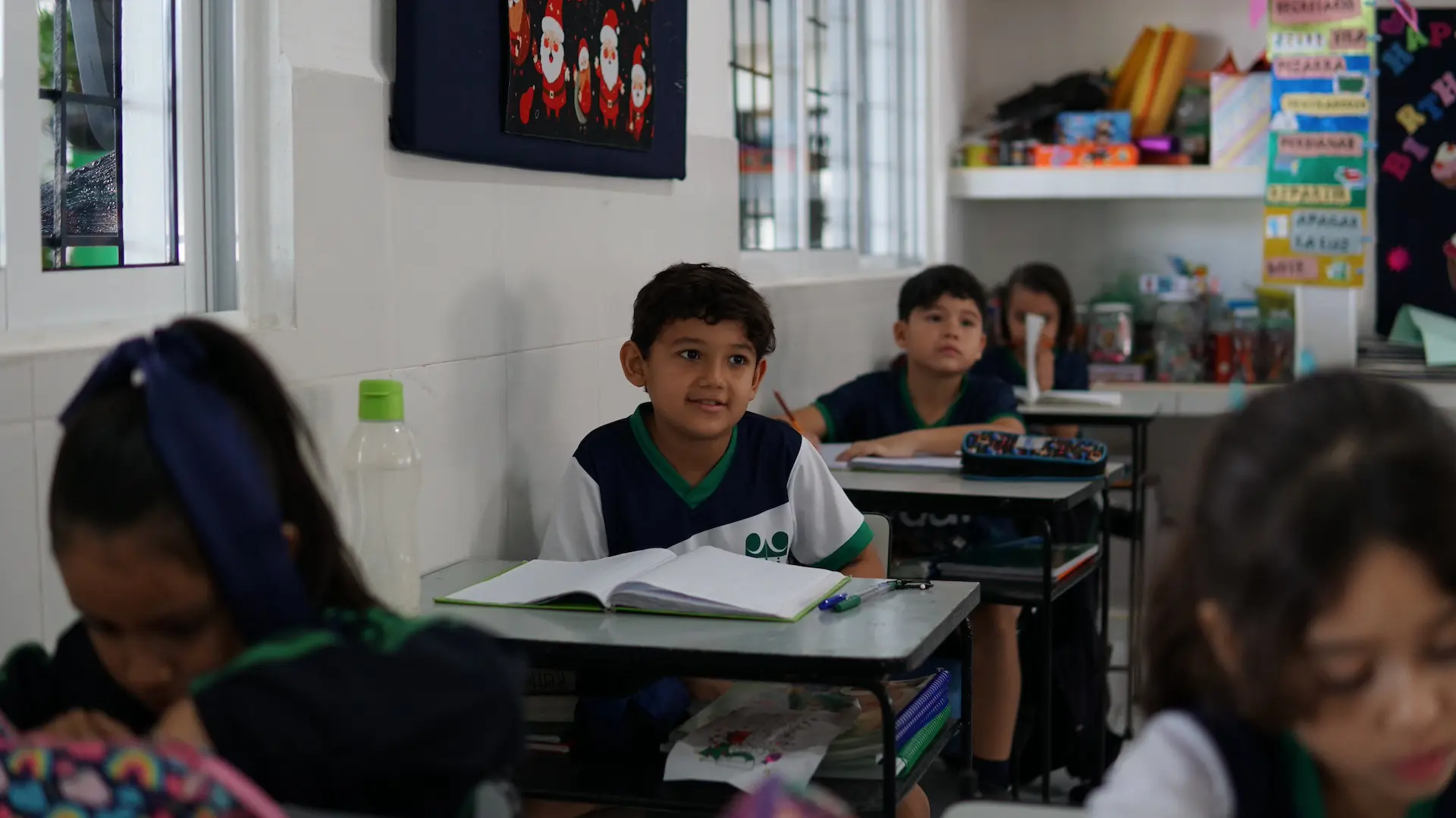 Niños de primaria jugando
